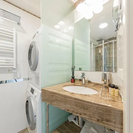 Leo Sea View Apartament *